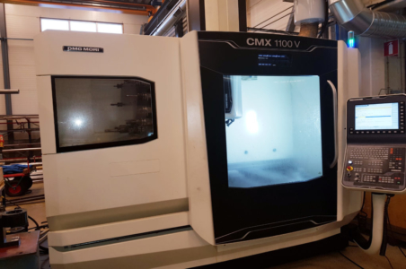 DMG Mori 1100V, vertikal fleroperationsmaskin från 2017, i Ronecos verkstad
