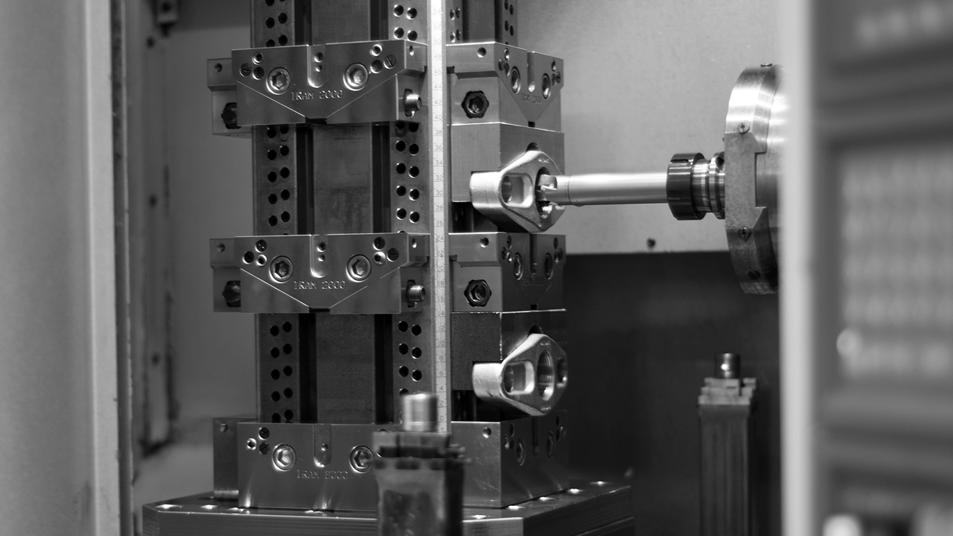 Precisionsbearbetad detalj i en CNC-maskin hos Roneco Mekaniska AB