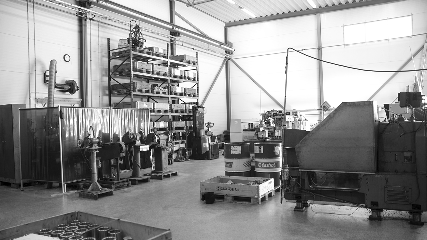 Bearbetningsstation med metallämnen i lådor hos Roneco Mekaniska AB