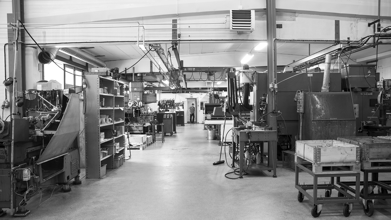 Materialhylla och verktygsstation i Ronecos verkstad