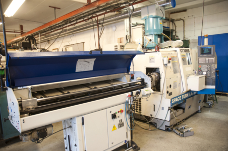 OKUMA LB250 T, NC-svarv från 2004, i Ronecos verkstad