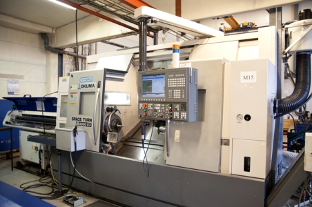 OKUMA LB3000 EX, NC-svarv från 2008, i Ronecos verkstad