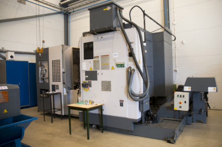 OKUMA MA400 HA, horisontell fleroperationsmaskin från 2005, i Ronecos verkstad